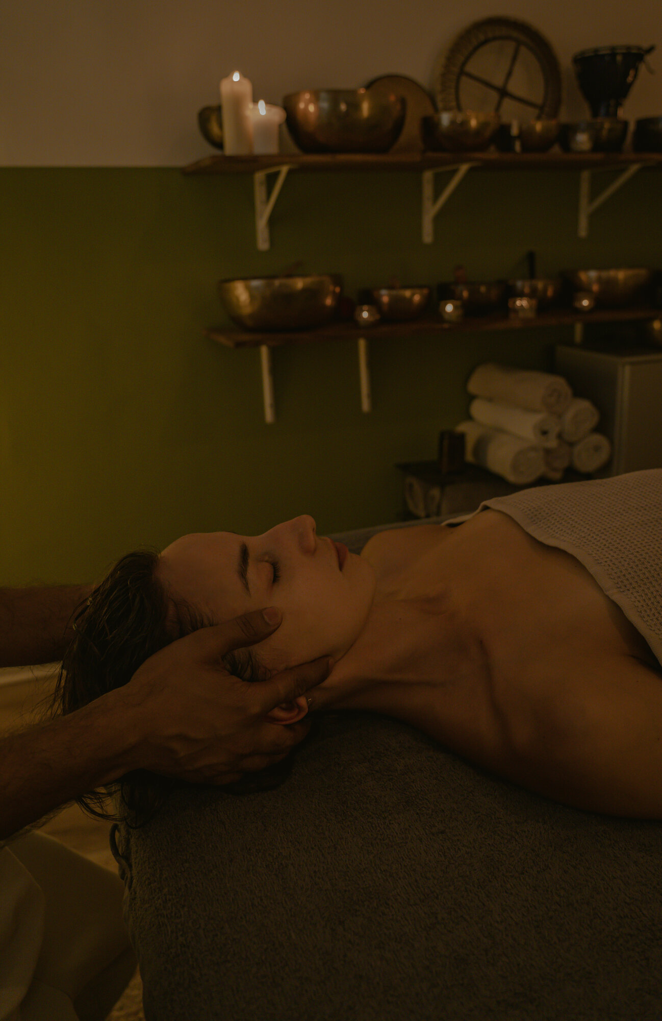 Professional head massage therapy at SonicSerenityBerlin - sound healing and Ayurvedic wellness