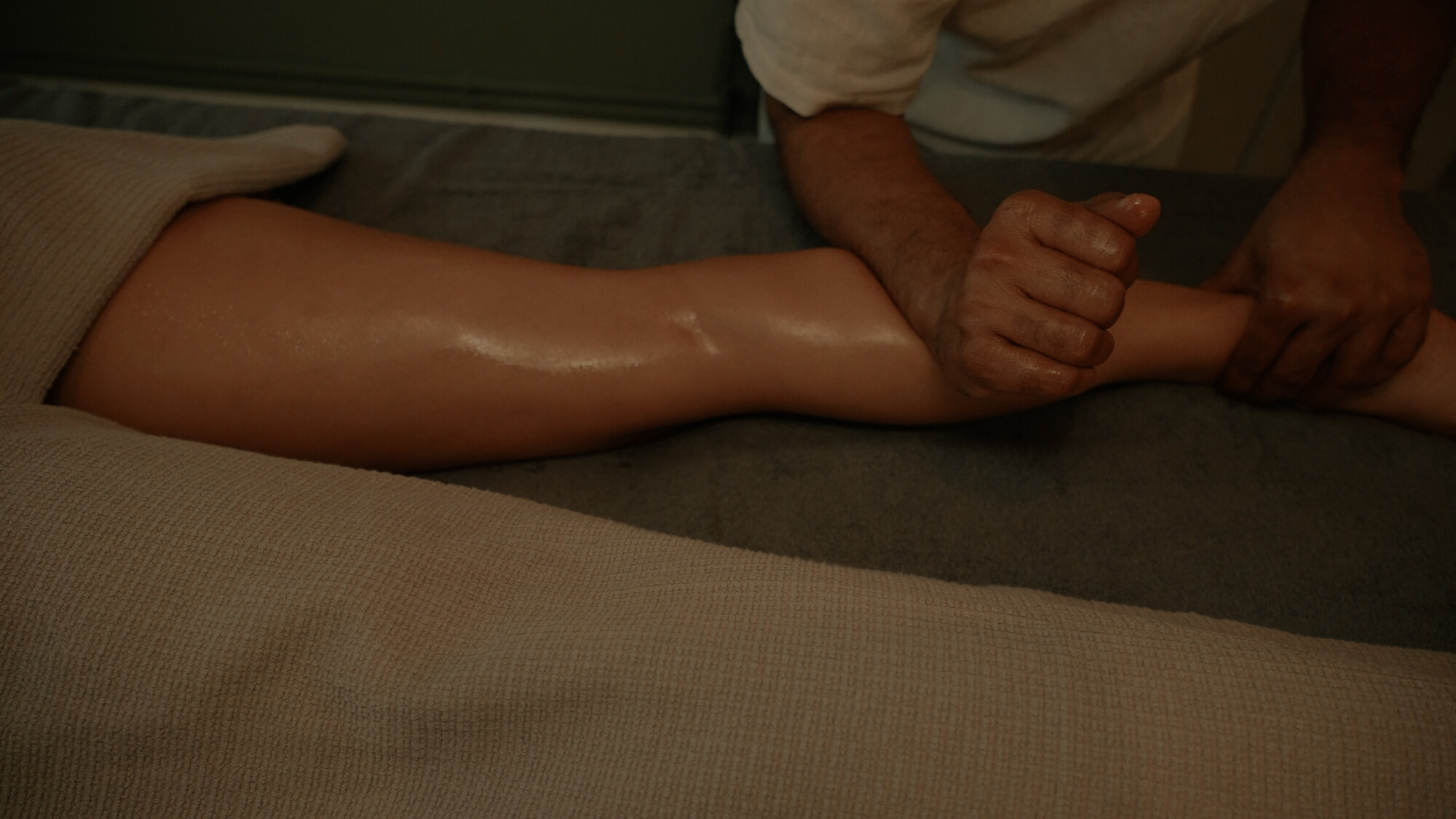 Authentic Ayurvedic leg massage at SonicSerenityBerlin - traditional healing therapy